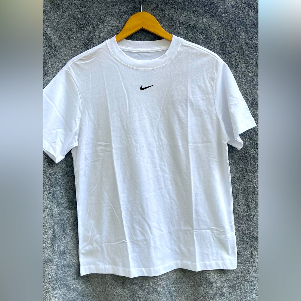 Classic Nike women’s t-shirt in white!